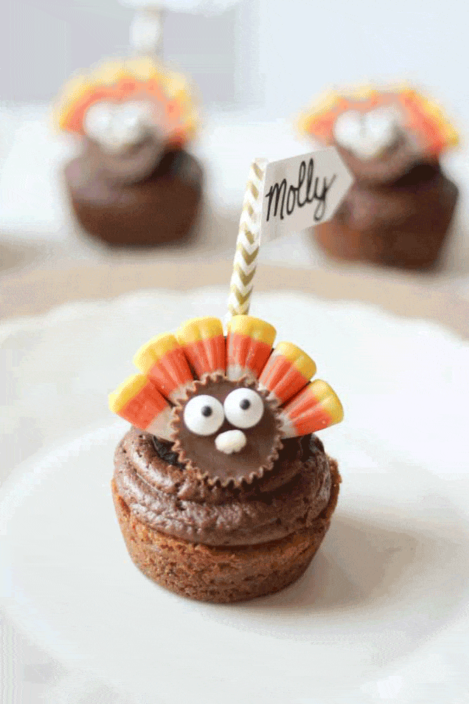 These Thanksgiving Dessert Place Cards are a fun and creative idea to make for the holiday. They're a dessert and a decoration! 