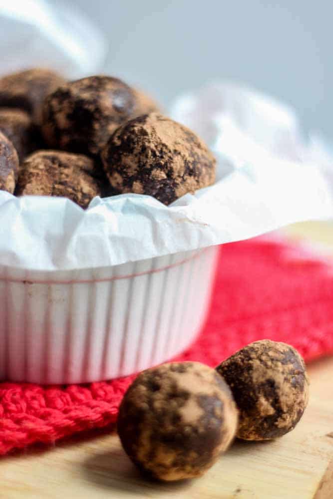 Easy and healthy, this Peppermint Mocha Protein Bites recipe includes 2 shots of expresso, whey protein powder, almond flour and lots of flavor! The chocolate and peppermint extract makes is a perfect healthy recipe to snack on for the holidays (and anytime). Perfect for fueling workouts and vegetarian friendly and refined sugar free.