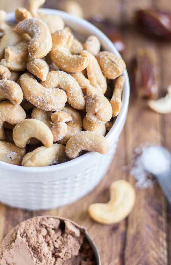 Crunchy and chewy, these cashew energy bars are made with raw and healthy ingredients. They're so easy to make and fit in your gluten free, paleo and vegan diet. With 5 simple ingredients they come together and are no bake too. The best breakfast or snack recipe! 