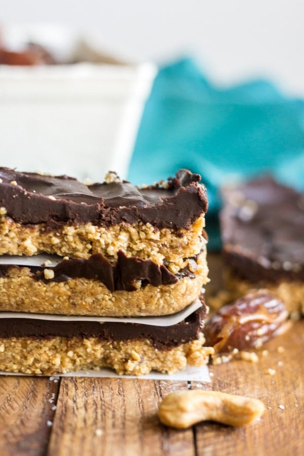 Crunchy and chewy, these cashew energy bars are made with raw and healthy ingredients. They're so easy to make and fit in your gluten free, paleo and vegan diet. With 5 simple ingredients they come together and are no bake too. The best breakfast or snack recipe! 
