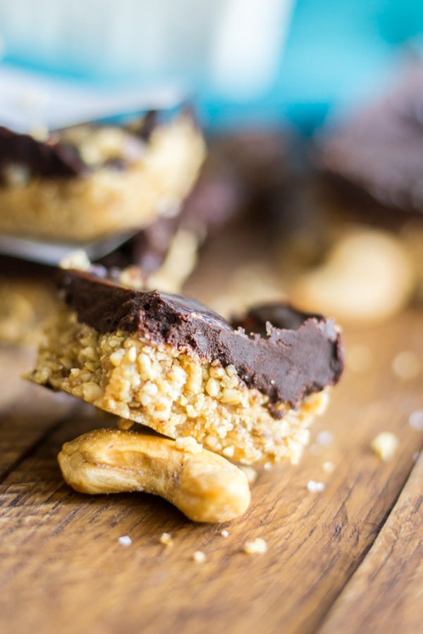 Crunchy and chewy, these cashew energy bars are made with raw and healthy ingredients. They're so easy to make and fit in your gluten free, paleo and vegan diet. With 5 simple ingredients they come together and are no bake too. The best breakfast or snack recipe! 