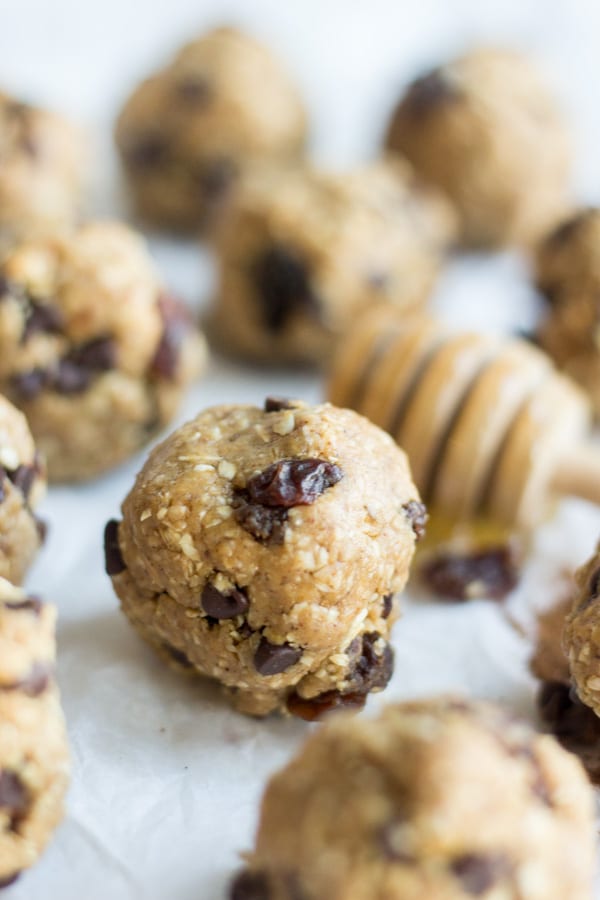 A snack lovers dream, these no bake oatmeal cookie energy bites are loaded with your favorite cookie ingredients without any of the sugar and gluten. Filled with creamy peanut butter, gluten free oats, raisins and chocolate chips, these no bake treats will keep you full and satisfied on the busiest days.