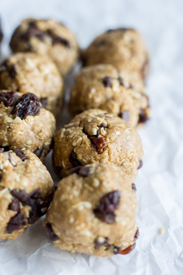 A snack lovers dream, these no bake oatmeal cookie energy bites are loaded with your favorite cookie ingredients without any of the sugar and gluten. Filled with creamy peanut butter, gluten free oats, raisins and chocolate chips, these no bake treats will keep you full and satisfied on the busiest days.