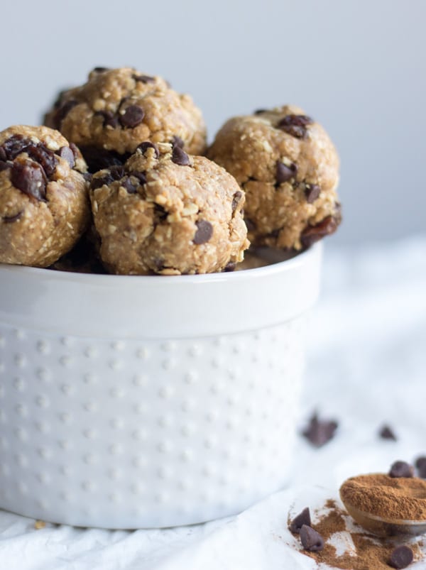 A snack lovers dream, these no bake oatmeal cookie energy bites are loaded with your favorite cookie ingredients without any of the sugar and gluten. Filled with creamy peanut butter, gluten free oats, raisins and chocolate chips, these no bake treats will keep you full and satisfied on the busiest days.