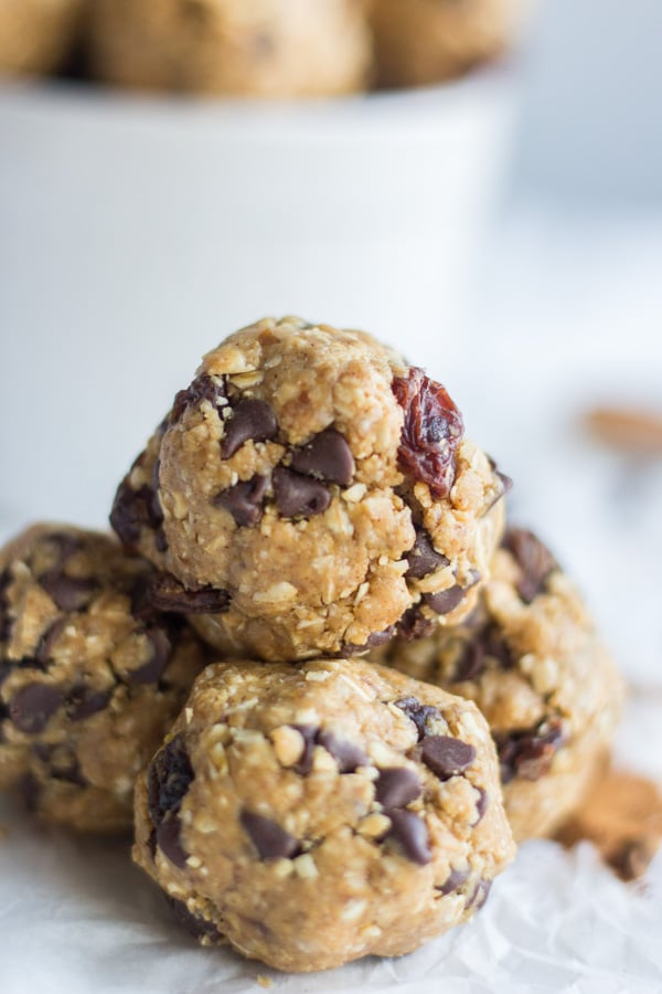 A snack lovers dream, these no bake oatmeal cookie energy bites are loaded with your favorite cookie ingredients without any of the sugar and gluten. Filled with creamy peanut butter, gluten free oats, raisins and chocolate chips, these no bake treats will keep you full and satisfied on the busiest days.