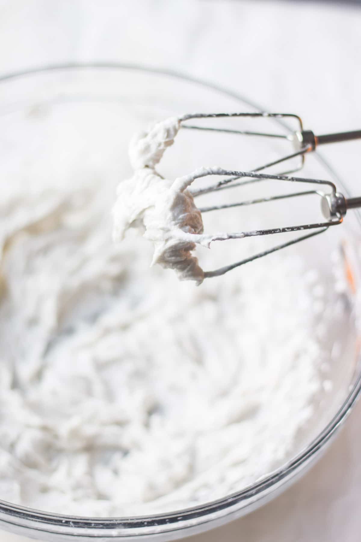 https://whatmollymade.com/wp-content/uploads/2017/02/how-to-make-coconut-whipped-cream-3.jpg