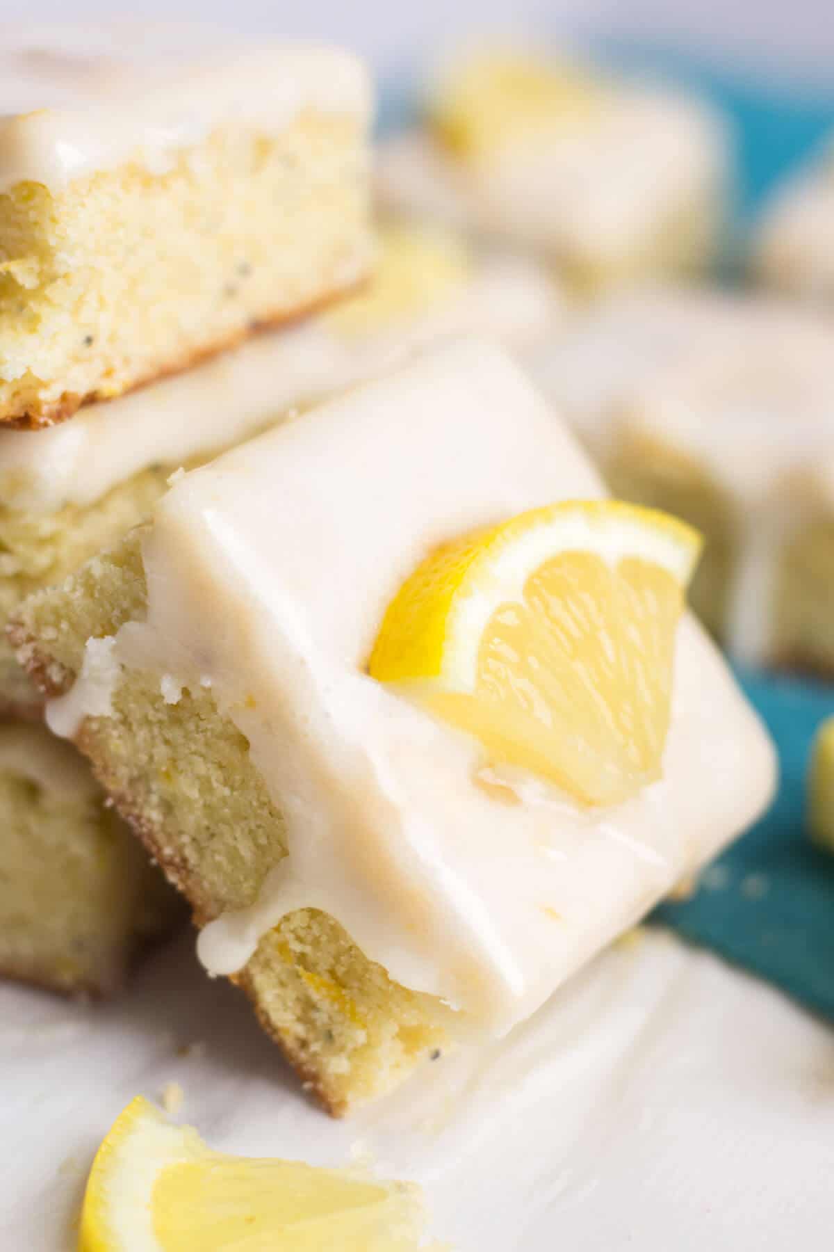 lemon poppyseed bread topped with glaze and a slice of lemon