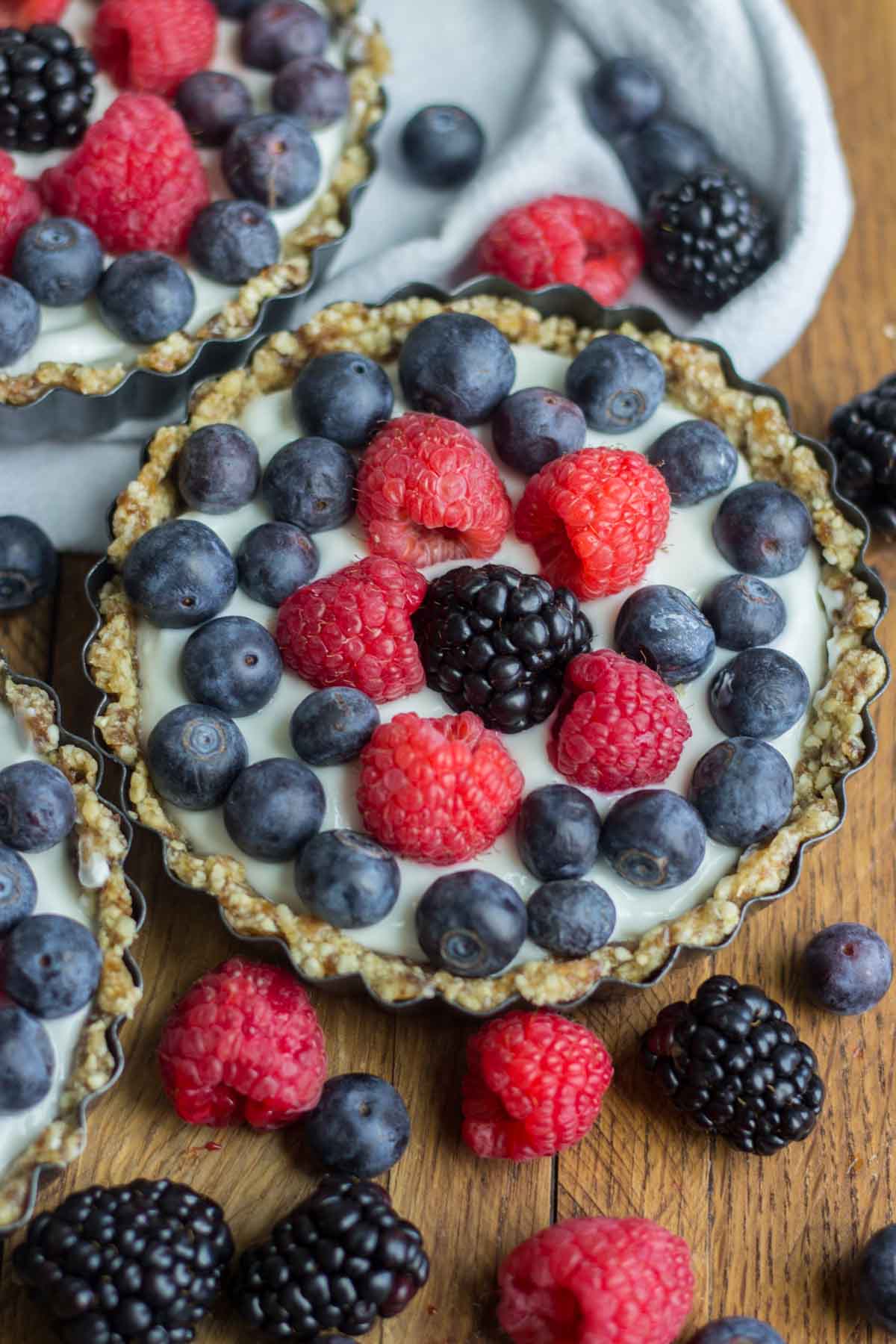 With a no bake crust, this mini greek yogurt fruit tart is as simple and easy as they come! Filled with raw and healthy ingredients, greek yogurt and topped with fresh fruit, this recipe will not disappoint on your Easter brunch menu.