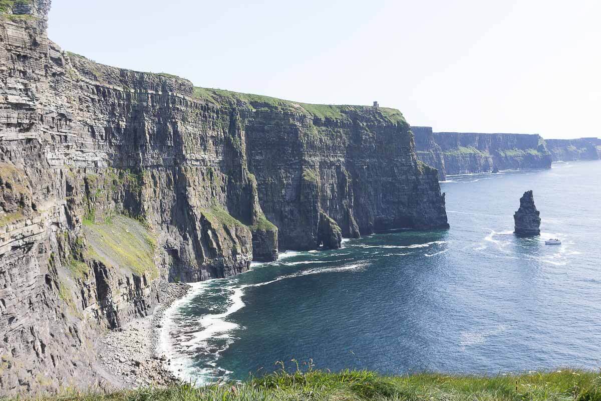 Top 8 things to do in Ireland! From quaint coastal towns and breathtaking views to rich historical churches and majestic castles, the allure to visit Ireland is as strong as ever. After spending 10 days in this beautiful country, I've come up with 8 awesome things to do in Ireland that you can't miss!