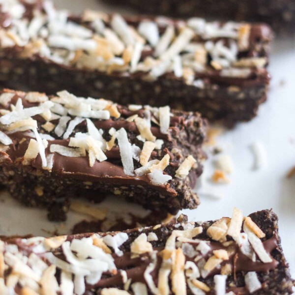These dark chocolate protein bars are so easy to make in your blender or food processor and they're filled with raw and healthy ingredients. These gluten free protein bars are made with cashews, dark chocolate and filled with protein and coconut.