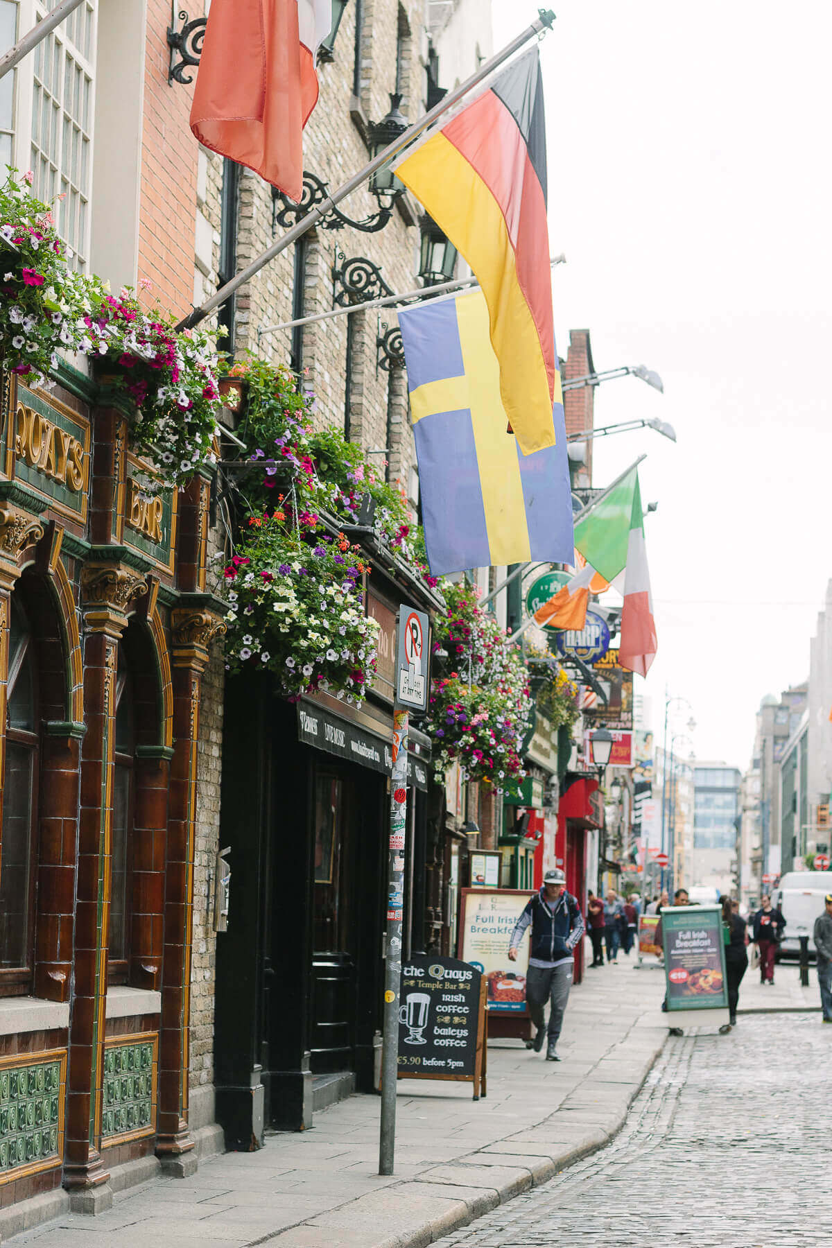 Top 8 things to do in Ireland! From quaint coastal towns and breathtaking views to rich historical churches and majestic castles, the allure to visit Ireland is as strong as ever. After spending 10 days in this beautiful country, I've come up with 8 awesome things to do in Ireland that you can't miss!