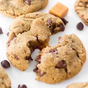 Brown Butter Salted Caramel Chocolate Chip Cookies are a mouthful of flavor! With a soft and chewy texture, chocolate chips and chocolate chunks, plus a gooey caramel filling, this chocolate chip cookie recipe will satisfy all cookie lovers.