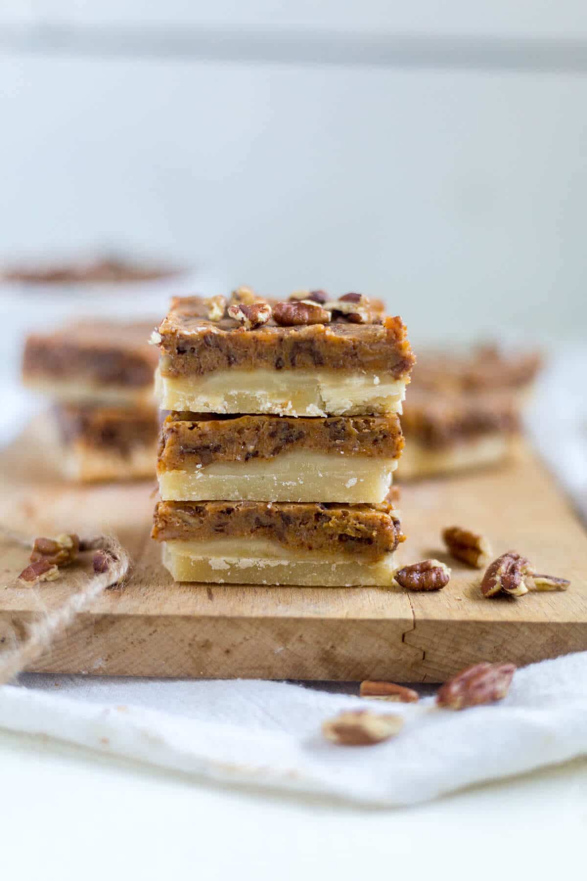 These pumpkin pecan toffee bars will be the thanksgiving dessert everyone will love! 