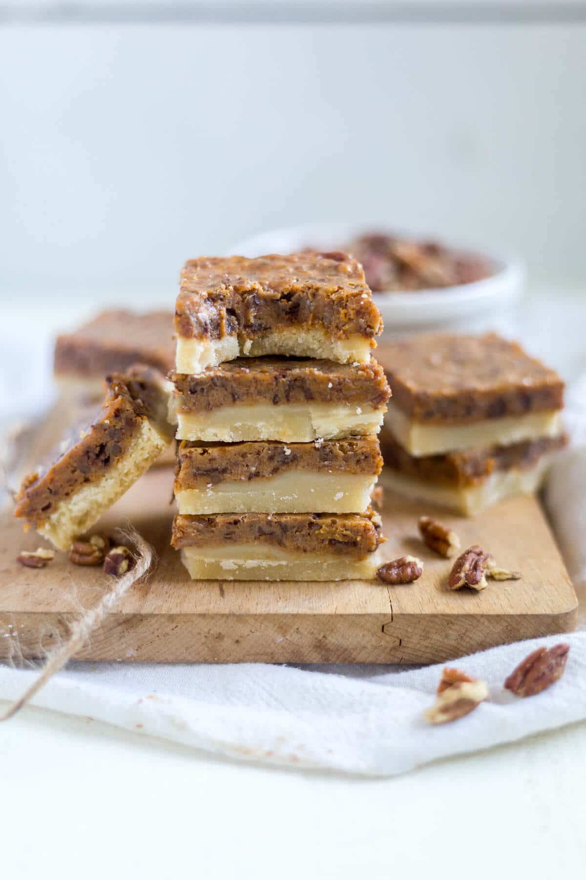 These pumpkin pecan toffee bars will be the thanksgiving dessert everyone will love! 