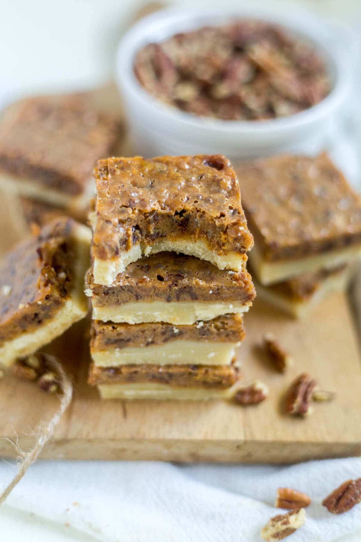 These pumpkin pecan toffee bars will be the thanksgiving dessert everyone will love! 