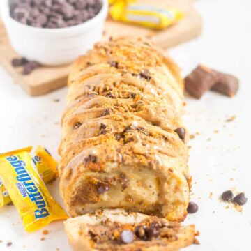 Chocolate peanut butter pull apart bread is an easy dessert recipe to share! It’s made with canned biscuits, chocolate, peanut butter and crushed Butterfinger. The ingredients come together in minutes and bake to flaky perfection. Just in time for Thanksgiving and fall parties!