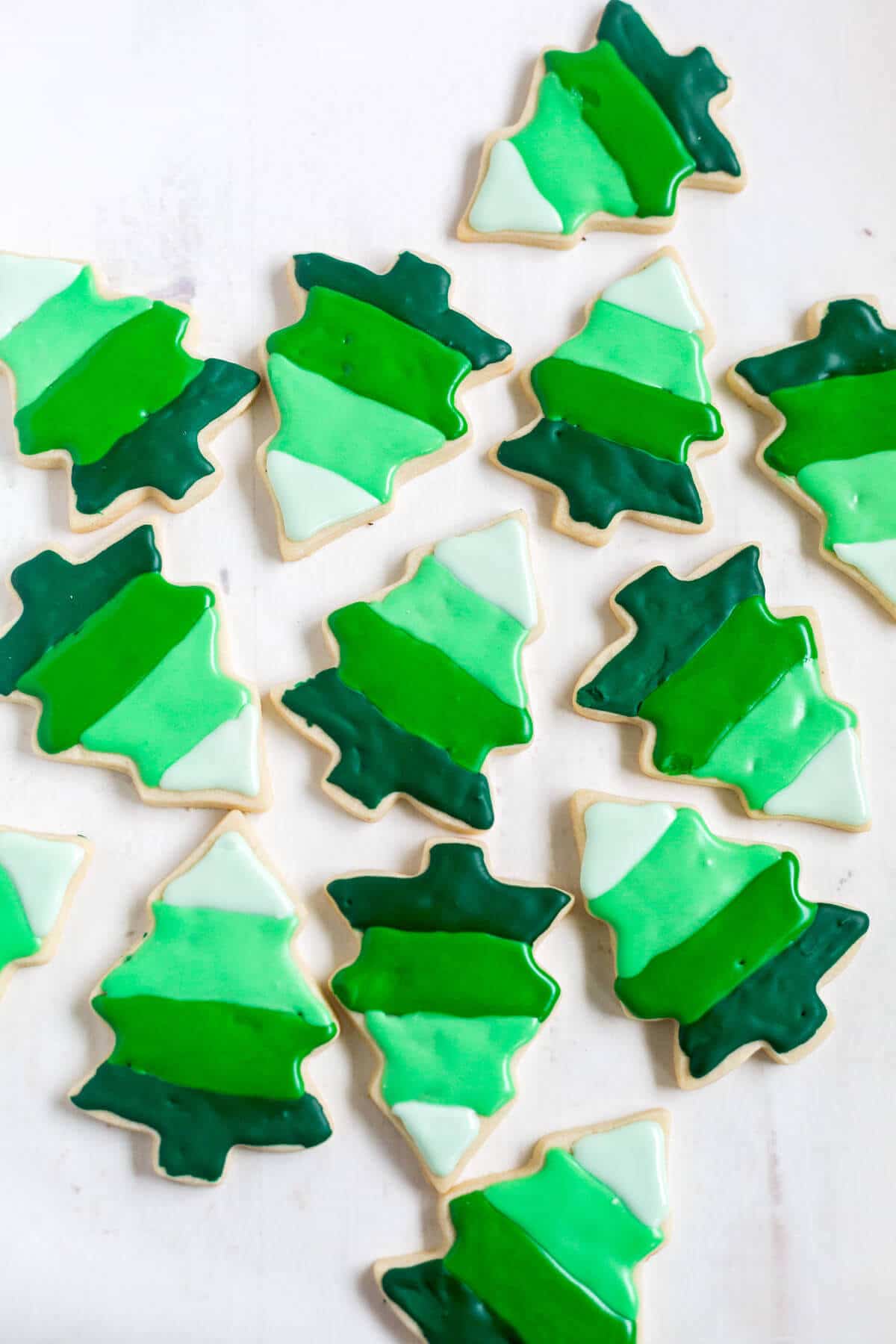 These Christmas tree cookies are decorated with 4 colors of royal icing to create an ombre effect! With different shades of green you’ll get a fun, festive and impressive cookie to add to the list of Christmas cookies.
