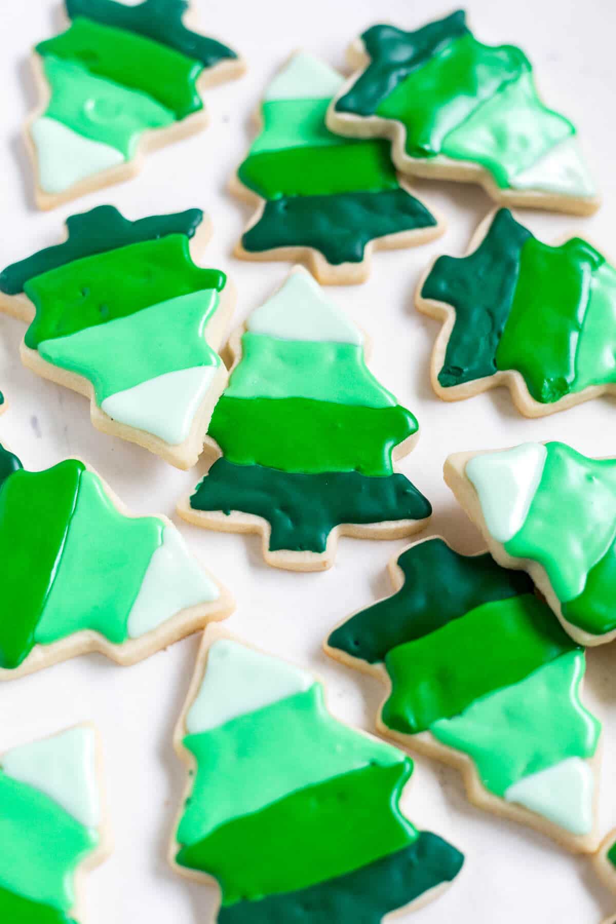 These Christmas tree cookies are decorated with 4 colors of royal icing to create an ombre effect! With different shades of green you’ll get a fun, festive and impressive cookie to add to the list of Christmas cookies.