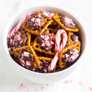 This peppermint pretzel bite recipe will be a huge hit! A pretzel, topped with milk chocolate and sprinkled with peppermint pieces, you can make these bite-sized holiday desserts in under 10 minutes!