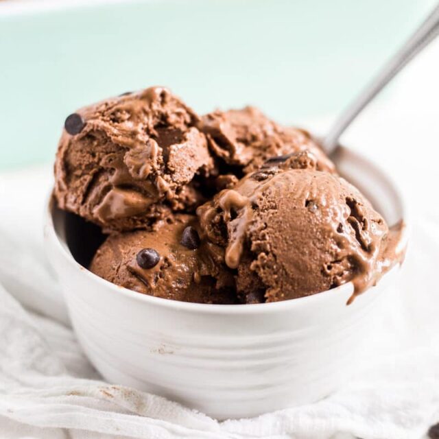 Easy Chocolate Banana Ice Cream (4 Ingredients)