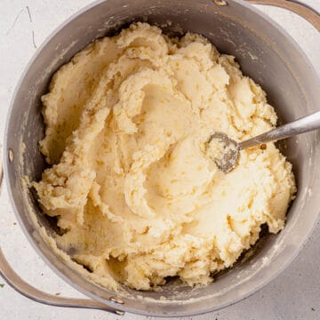 a pot of creamy dairy-free mashed potatoes