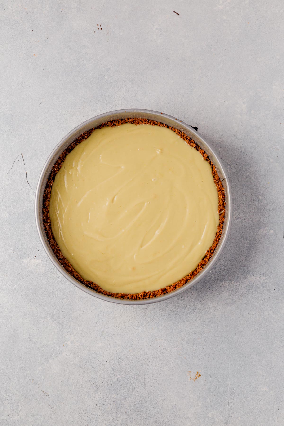 vegan vanilla pudding on top of pie crust and sliced bananas