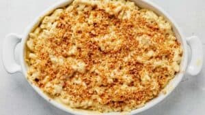 vegan mac and cheese with breadcrumbs
