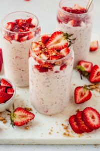 Healthy Strawberry Cheesecake Overnight Oats (with Protein)