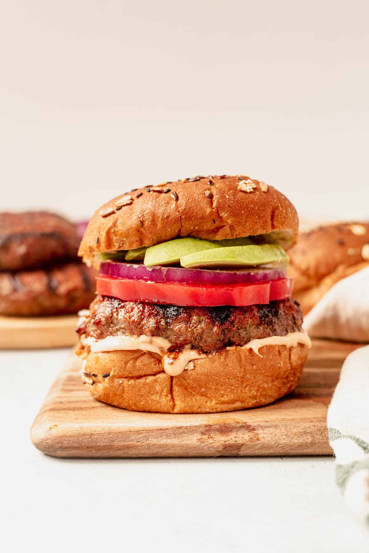 How to Cook Hamburgers With Aluminum Foil on a Gas Grill