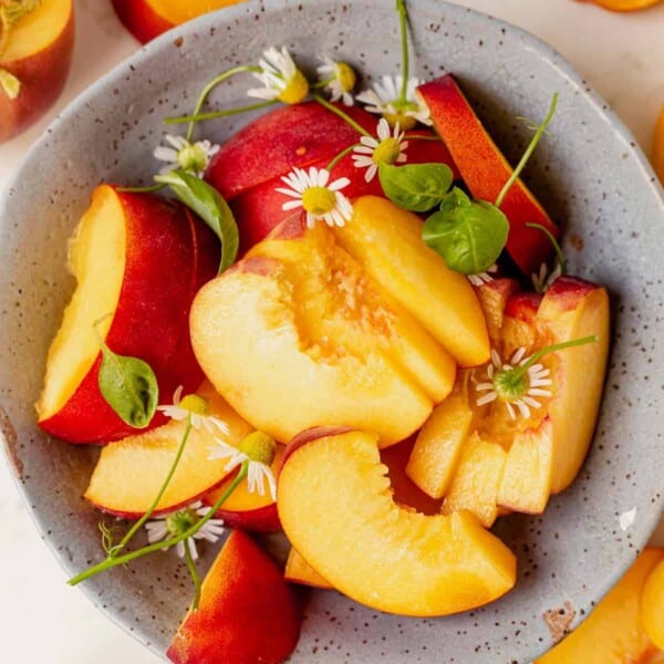 a bowl of ripe sliced peaches