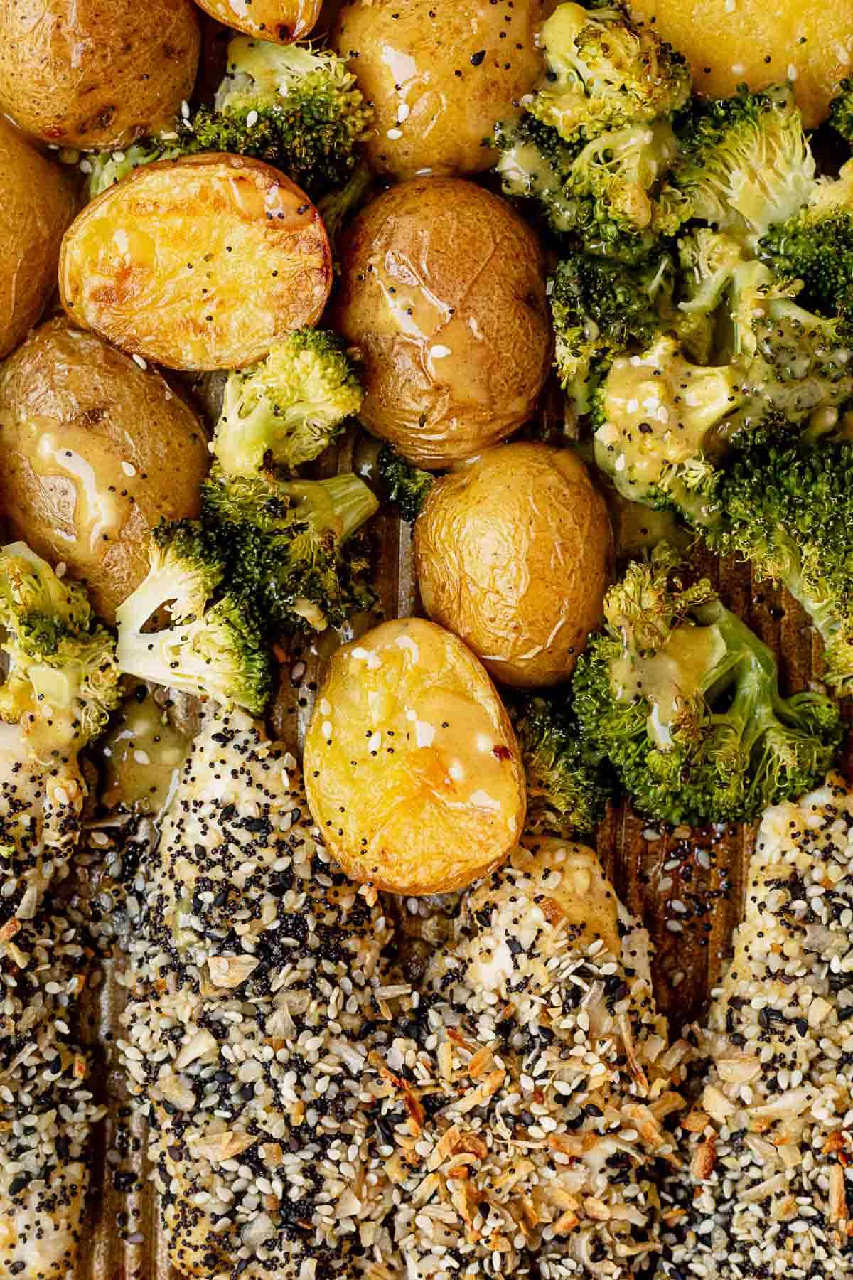 everything bagel chicken with roasted potatoes and broccoli