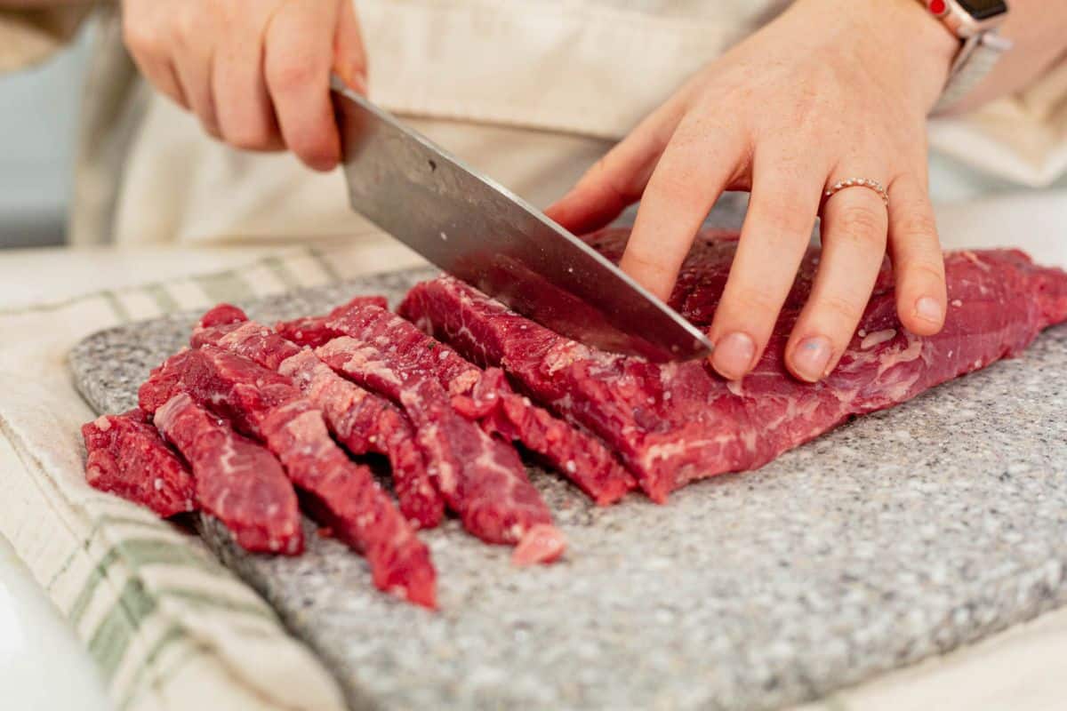 how to cut flank steak against the grian
