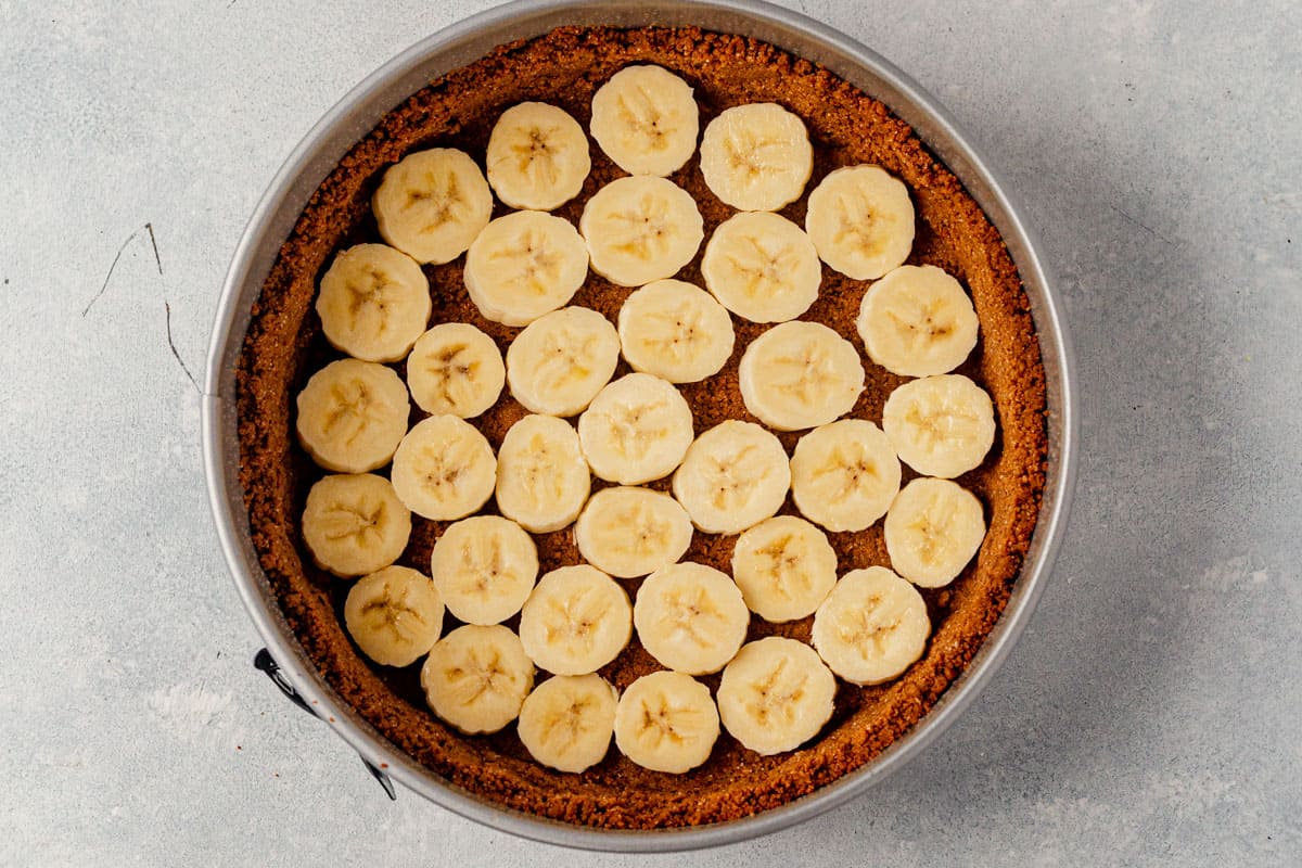 sliced bananas in a single layer on top of cookie pie crust