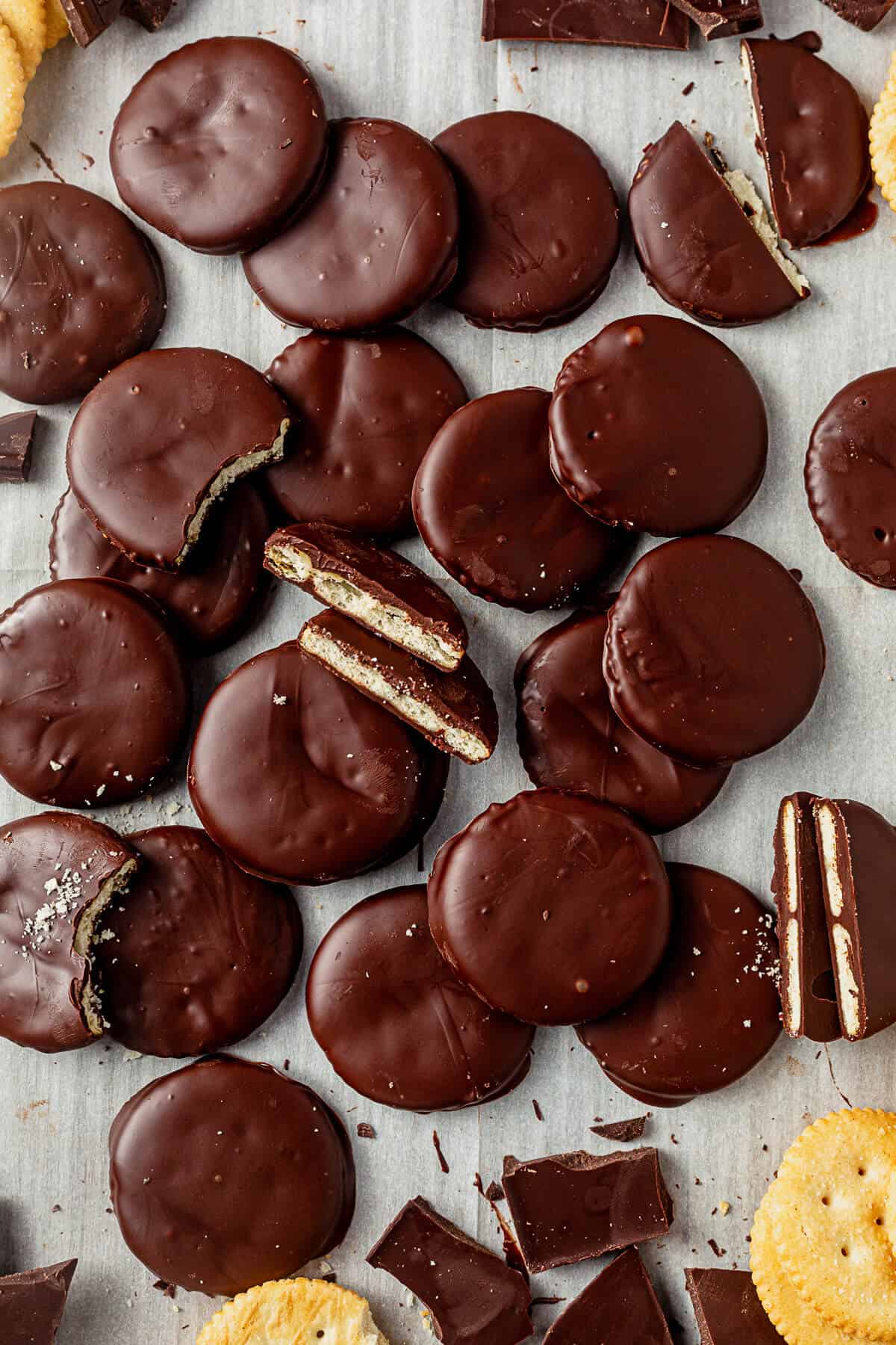 a tray of ritz thin mints surrounded by ritz crackers and chopped chocolate
