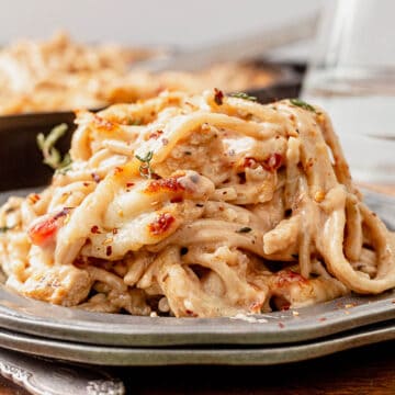 a pile of creamy spaghetti chicken on a plate