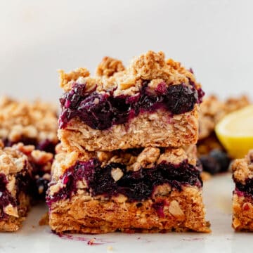 two squares of blueberry crumb bars stacked on top of each other