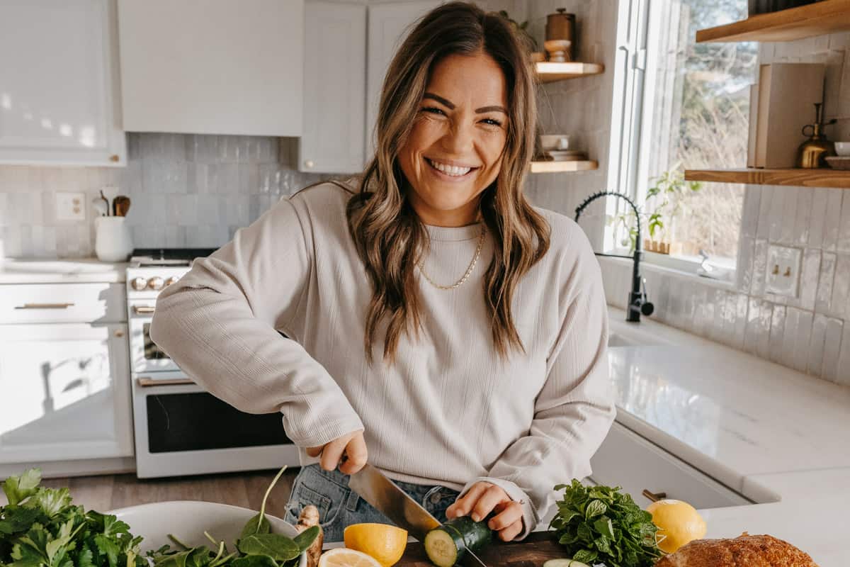 molly thompson in the what molly made kitchen cutting a lemon