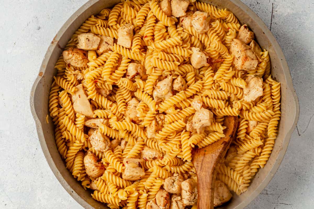 pasta boiled in one pan with chicken and ranch seasoning