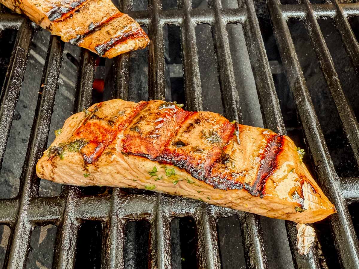 Close-up of grill marks after 4 minutes; salmon releases easily.